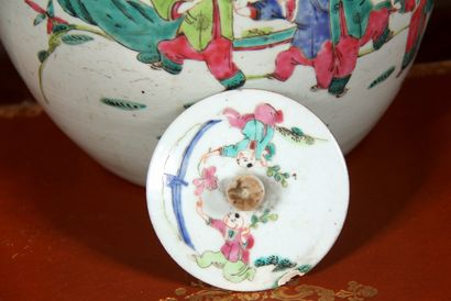 null Polychrome porcelain covered globular vase with characters, China

H : 23 cm....