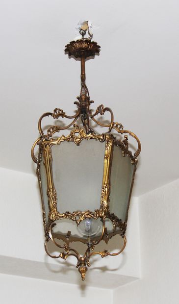 null Lantern in gilded metal, rocaille style

H : 65 cm.
