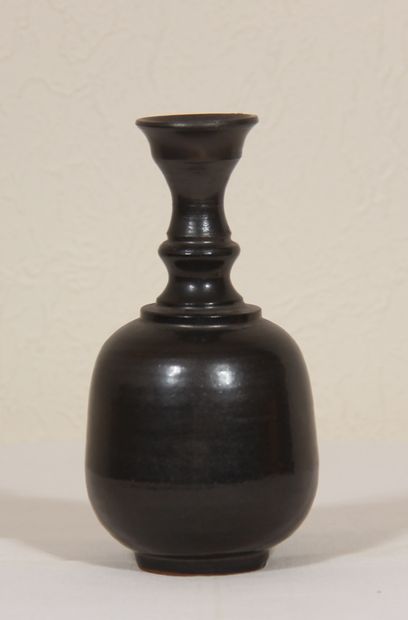 null Jean MARAIS (1913-1998)

Vase sur talon à long col à étranglements en terre-cuite...