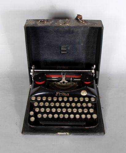 null ERIKA

Machine à écrire dans sa boite d'origine

27 x 29 cm. (accidents à la...