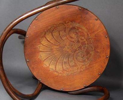 null Armchair in curved wood, seat in added pyrographed wood

H: 72 W: 54 D: 47 cm....