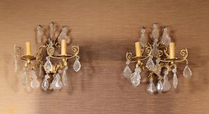 null Pair of two-light sconces in metal and pendants

H : 39 L : 32 cm.