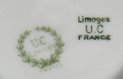 null UC Limoges

Partie de service à café en porcelaine blanche à liseret mosaïque...