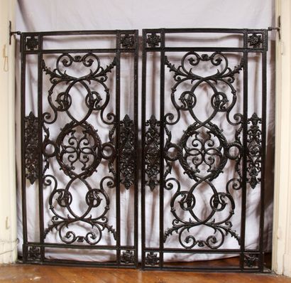 null Une paire de grilles d'appartement en fer forgé

118 x 64,5 cm. chaque