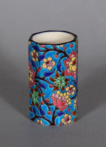 null LONGWY

Vase tubulaire en faïence cloisonnée à décor de feuillage sur fond bleu,...