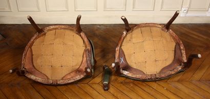 null Deux fauteuils cabriolets à dossier violloné en bois naturel mouluré et sculpté...