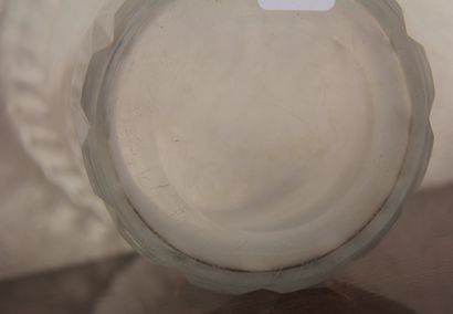 null BACCARAT

- Vase evasé en cristal taillé, signé, H : 18 cm. (traces de calcaire)

-...