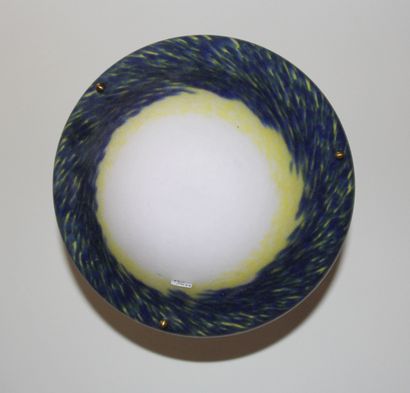 null Suspension coupelle en verre bleu et jaune

H : 71 D : 35 cm.