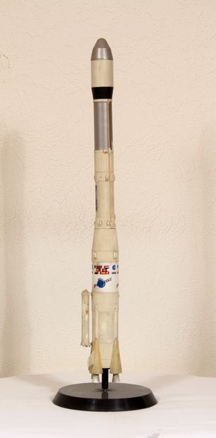 null EUROMODEL ed.

Ariane rocket in 1/100 plastic

H : 63 cm. (missing)