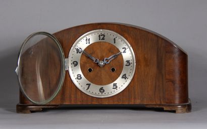 null Veneer and chromed metal clock, 1930s

H : 23 W : 44 D : 17,5 cm.