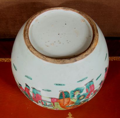 null Vase globulaire couvert en porcelaine polychrome à décor de personnages, Chine

H...