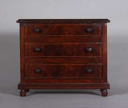 null Veneer chest of drawers with three drawers.

H : 28 W : 33 D : 16 cm. (chips...