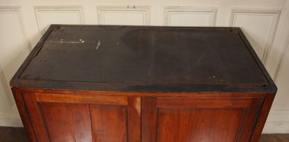 null Buffet en bois teinté à deux vantaux, plateau marbre veiné, style Louis XVI

H...