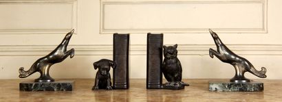 null Paire de serres-livres en bronze patiné représentant un animal, socle en marbre

H...