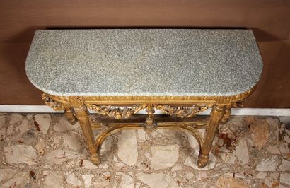 null Console en bois sculpté doré à entretoise, style Louis XVI

H : 91 L : 123 P...