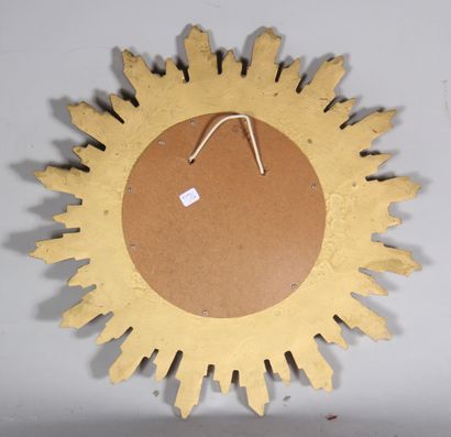 null Miroir soleil en bois doré

D : 52 cm.