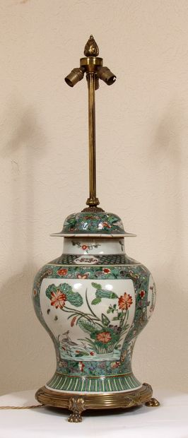 null Potiche couverte en porcelaine dans le goût de la famille verte, montée en lampe,...