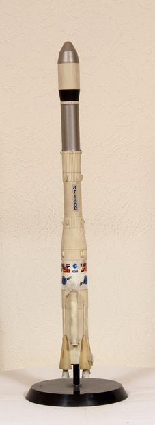 null EUROMODEL éd.

Fusée Ariane au 1/100 en plastique

H : 63 cm. (manques)