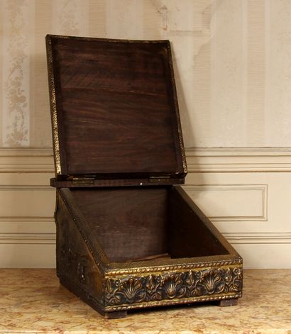 null Natural wood and brass box decorated with a Dutch tabernacle scene

H : 24 W...