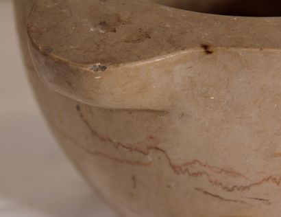 null Marble mortar

H : 16 D : 28 cm.