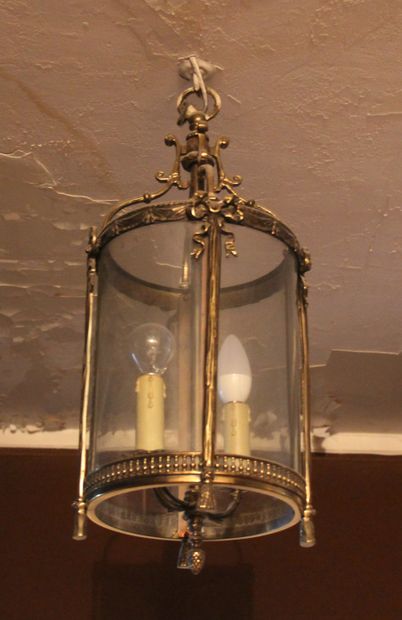 null Lanterne en métal à deux lumières style Louis XVI

H : 53 D : 23 cm.