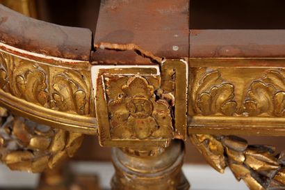 null Console en bois sculpté doré à entretoise, style Louis XVI

H : 91 L : 123 P...