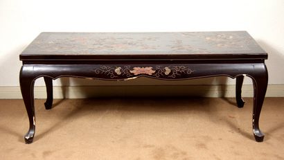 null Table basse en bois laqué noir à décor polychrome de fleurs, Chine moderne

H...