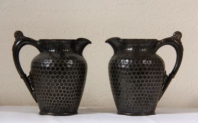 null MERIDEN COMPANY

Pair of hammered pewter pitchers

H : 22,5 cm. (dents in the...
