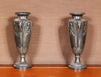 null Paire de vases à deux anses béliers en métal argenté, style Louis XVI

H : 26...