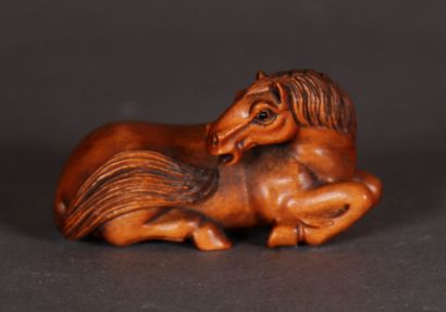 null *Netsuke en bois naturel en forme de cheval