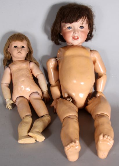 null Lot of four dolls :

- UNIS France composite doll 301 n°8 (cracks, disarticulated)

-...