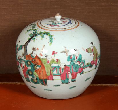 null Vase globulaire couvert en porcelaine polychrome à décor de personnages, Chine

H...