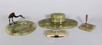 null Nécessaire de bureau en onyx et bronze (quatre pièces), (éclats)