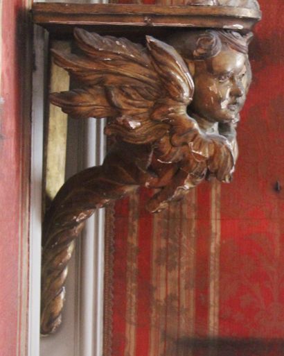 null Console d'angle en bois sculpté doré d'une tête d'ange, plateau rapporté

H...
