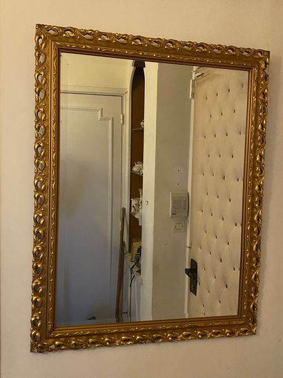 null Glace rectangulaire en bois doré à bordure ajourée, miroir biseauté

93 x 72...