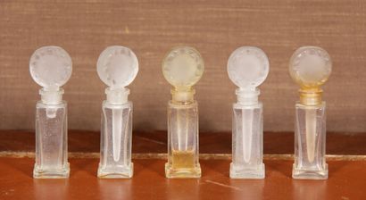 null LANCOME

Cinq petites bouteilles de parfum en verre moulé

H : 8 cm.