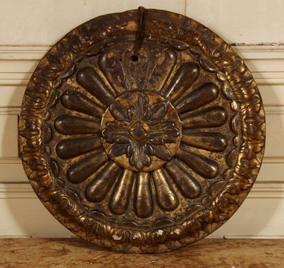 null Carved, gilded and silvered wood element, representing a disc-shaped support...