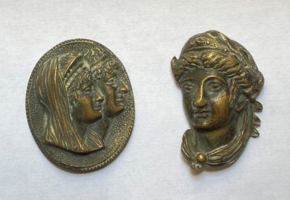 null Deux éléments d'applique en bronze à profil de personnage

H : 5-5,5 cm.