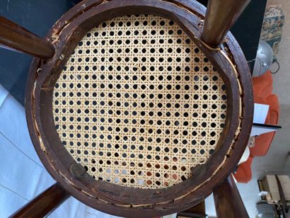null Petite chaise d'enfant cannée en bois courbe, travail viennois

H : 70 cm.