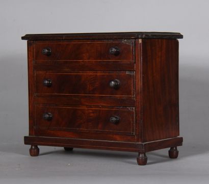 null Veneer chest of drawers with three drawers.

H : 28 W : 33 D : 16 cm. (chips...