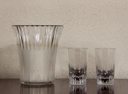 null BACCARAT

- Vase evasé en cristal taillé, signé, H : 18 cm. (traces de calcaire)

-...