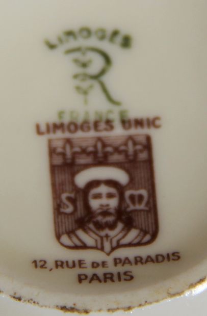 null LIMOGES UNIC

Partie de service à café en porcelaine crème à décor de lignes...