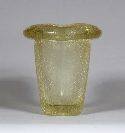 null Vase polylobé à bordure évasé en verre transparent craquelé jaune.

H : 22 cm....