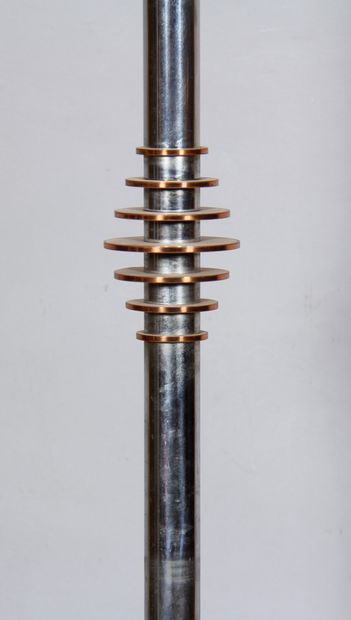 null Lampe de parquet en métal chromé à vasque tulipe

H : 163 cm.