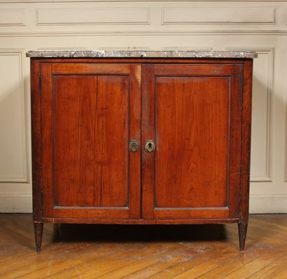 null Buffet en bois teinté à deux vantaux, plateau marbre veiné, style Louis XVI

H...