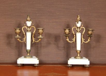 null Pair of two-light bronze and white marble table ends, Louis XVI style

H : 27...