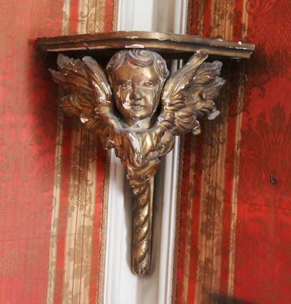 null Console d'angle en bois sculpté doré d'une tête d'ange, plateau rapporté

H...