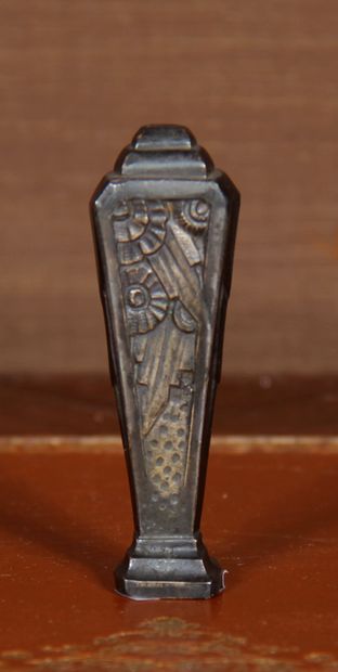 null Metal stamp, Art Deco work

H : 8 cm.