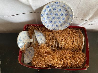 null Earthenware doll service with printed blue flowers, about 18 pieces (cracks,...