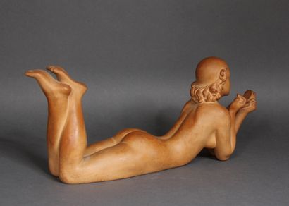 null *Ecole moderne

Femme nue allongée regardant son miroir

Sculpture en terre-cuite,...